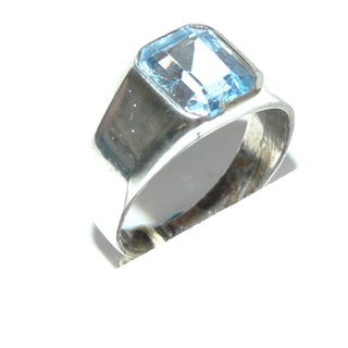 hellblaues Einzelstück, Vintage Bandring aus Silber, poliert. achteckiger, funkelnd facettierter Stein als Aquamarin- / Blautopas-Replik, Ringweite 53, um 1950 - Goldschmiede Danilo