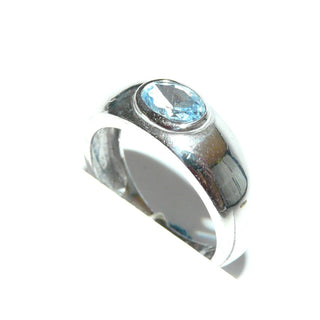 hellblaues Einzelstück, ovaler klassischer Banding aus 925 Silber poliert, mit einem ovalen, funkelnd facettierten Zirkonia als Aquamarin- bzw. Blautopas-Replik in Zargenfassung, Ringweite 56,5 - Goldschmiede Danilo