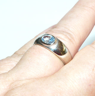hellblaues Einzelstück, ovaler klassischer Banding aus 925 Silber poliert, mit einem ovalen, funkelnd facettierten Zirkonia als Aquamarin- bzw. Blautopas-Replik in Zargenfassung, Ringweite 56,5 - Goldschmiede Danilo