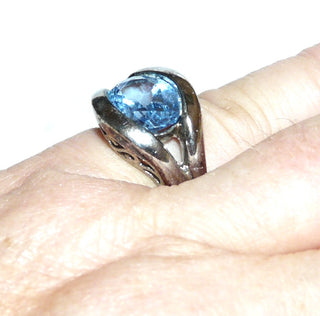 hellblaues Einzelstück, ovaler Banding aus massiv 925 Silber poliert mit einem ovalen, funkelnd facettierten Zirkonia als Aquamarin- bzw. Blautopas-Replik, Ringweite 50,5 schöne Aussägungen auf den Seitenflächen - Goldschmiede Danilo
