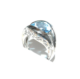 hellblaues Einzelstück, ovaler Banding aus massiv 925 Silber poliert mit einem ovalen, funkelnd facettierten Zirkonia als Aquamarin- bzw. Blautopas-Replik, Ringweite 50,5 schöne Aussägungen auf den Seitenflächen - Goldschmiede Danilo