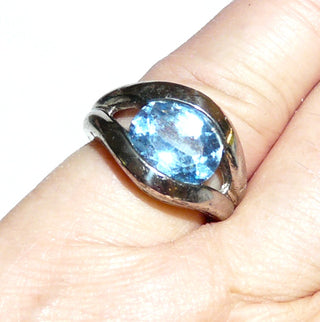 hellblaues Einzelstück, ovaler Banding aus massiv 925 Silber poliert mit einem ovalen, funkelnd facettierten Zirkonia als Aquamarin- bzw. Blautopas-Replik, Ringweite 50,5 schöne Aussägungen auf den Seitenflächen - Goldschmiede Danilo