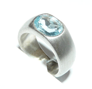 hellblaues Einzelstück, handgefertigter klassischer Banding aus massiv 925 Silber seidenmatt mit einem ovalen, funkelnd facettierten Zirkonia als Aquamarin- bzw. Blautopas-Replik quer zum Finger eingelassen, Ringweite 50,5 - Goldschmiede Danilo