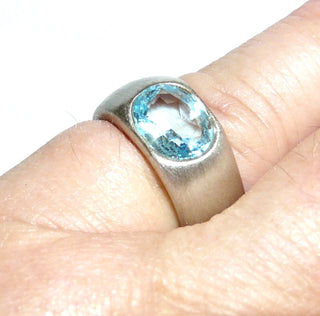 hellblaues Einzelstück, handgefertigter klassischer Banding aus massiv 925 Silber seidenmatt mit einem ovalen, funkelnd facettierten Zirkonia als Aquamarin- bzw. Blautopas-Replik quer zum Finger eingelassen, Ringweite 50,5 - Goldschmiede Danilo