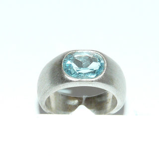 hellblaues Einzelstück, handgefertigter klassischer Banding aus massiv 925 Silber seidenmatt mit einem ovalen, funkelnd facettierten Zirkonia als Aquamarin- bzw. Blautopas-Replik quer zum Finger eingelassen, Ringweite 50,5 - Goldschmiede Danilo