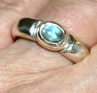 hellblaues Einzelstück, ovaler Banding aus massiv 925 Silber, poliert mit einem ovalen, funkelnd facettierten Kristall-Cabochon als Aquamarin- bzw. Blautopas-Replik, Ringweite 62,5, auch sehr schön als Herrenring - Goldschmiede-Danilo
