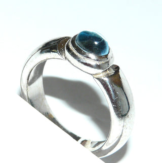 hellblaues Einzelstück, ovaler Banding aus massiv 925 Silber, poliert mit einem ovalen, funkelnd facettierten Kristall-Cabochon als Aquamarin- bzw. Blautopas-Replik, Ringweite 62,5, auch sehr schön als Herrenring - Goldschmiede Danilo