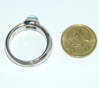 hellblaues Einzelstück, ovaler Banding aus massiv 925 Silber, poliert mit einem ovalen, funkelnd facettierten Kristall-Cabochon als Aquamarin- bzw. Blautopas-Replik, Ringweite 62,5, auch sehr schön als Herrenring - Goldschmiede Danilo