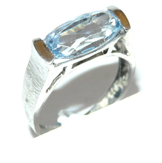 hellblaues Einzelstück, klassisch ovaler Banding aus massiv 925 Silber, feilmatt/poliert, ovaler, funkelnd facettierter Kristall als Aquamarin- bzw. Blautopas-Replik, quer zum Finger, Ringweite 55 - Goldschmiede-Danilo