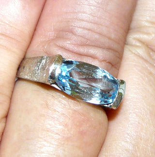 hellblaues Einzelstück, klassisch ovaler Banding aus massiv 925 Silber, feilmatt/poliert, ovaler, funkelnd facettierter Kristall als Aquamarin- bzw. Blautopas-Replik, quer zum Finger, Ringweite 55 - Goldschmiede-Danilo