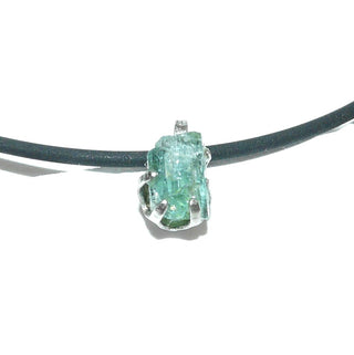 Handgefertigtes Einzelstück, blaugrüner Aquamarinanhänger aus 925 Silber mit einem Natur-Kristall in 6-Krappenfassung gehalten - Goldschmiede Danilo