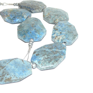 hellgraublaues Einzelstück, Statement-Edelsteinkette, Lapislazulikette aus facettierten flachen 8-Ecken, je ca. 40mm x 27mm, als Zwischenteile kleine graue Hämatit-Kugeln, Verschluß Karabiner aus Metall, Länge 50cm, auf Stahlseide aufgereiht - Goldschmiede Danilo