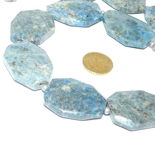 hellgraublaues Einzelstück, Statement-Edelsteinkette, Lapislazulikette aus facettierten flachen 8-Ecken, je ca. 40mm x 27mm, als Zwischenteile kleine graue Hämatit-Kugeln, Verschluß Karabiner aus Metall, Länge 50cm, auf Stahlseide aufgereiht - Goldschmiede Danilo