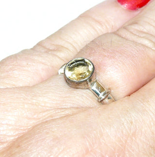hellgelbes Einzelstück, zierlicher Citrin-Silberring aus 925 Silber mit einem runden, funkelnd facettierten Citrin in Zargenfassung, Ringweite 59 -Goldschmiede Danilo