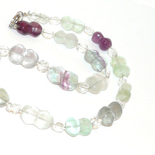 hellgrün-violettes Einzelstück, Edelsteinkette, pastellige Fluoritkette in Peanutsform Durchmesser 18x12mm & Bergkristall als kleine Nuggets, Verschluß Metall Karabiner, Länge 47cm, flexibel aufgefädelt auf Stahlseide - Goldschmiede Danilo
