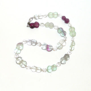 hellgrün-violettes Einzelstück, Edelsteinkette, pastellige Fluoritkette in Peanutsform Durchmesser 18x12mm & Bergkristall als kleine Nuggets, Verschluß Metall Karabiner, Länge 47cm, flexibel aufgefädelt auf Stahlseide - Goldschmiede Danilo