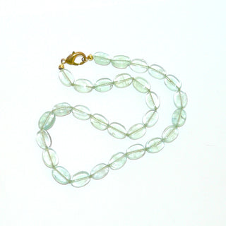 hellgrünes Einzelstück, Edelsteinkette aus klarem transparenten pastellgrünen Fluorit in flachen Ovale ca. 10mm x 13,5mm, Verschluß aus Gold-Doublé Karabiner, Länge 45cm, Seide geknotet - Goldschmiede Danilo
