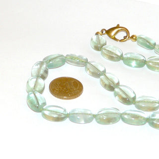hellgrünes Einzelstück, Edelsteinkette aus klarem transparenten pastellgrünen Fluorit in flachen Ovale ca. 10mm x 13,5mm, Verschluß aus Gold-Doublé Karabiner, Länge 45cm, Seide geknotet - Goldschmiede Danilo