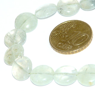 hellgrünes Einzelstück, Edelsteinkette, pastellgrüne transluzide Prehnitkette in Linsenform, Durchmesser 10,7mm, mit schönen natürlichen Einschlüssen von Turmalinnadeln, Verschluß Silber Karabiner, Länge 42cm, aufgefädelt auf Seide - Goldschmiede Danilo