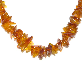 interessantes Einzelstück, Bernstein-Kette aus polierten länglichen Chips / Splittern, handsortiert + ungeknotet im Verlauf aufgefädelt, mittleres Cognac-braun, Verschluß aus Gold-Doublé, Gesamtlänge 48 cm -	Nur erhältlich bei www.danilogold-shop.de