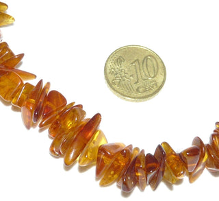 interessantes Einzelstück, Bernstein-Kette aus polierten länglichen Chips / Splittern, handsortiert + ungeknotet im Verlauf aufgefädelt, mittleres Cognac-braun, Verschluß aus Gold-Doublé, Gesamtlänge 48 cm -	Nur erhältlich bei www.danilogold-shop.de