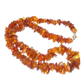 interessantes Einzelstück, Bernstein-Kette aus polierten länglichen Chips / Splittern, handsortiert + ungeknotet im Verlauf aufgefädelt, mittleres Cognac-braun, Verschluß aus Gold-Doublé, Gesamtlänge 48 cm -	Nur erhältlich bei www.danilogold-shop.de