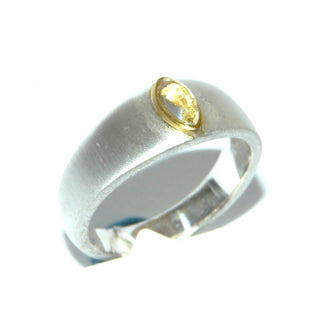 Einzelstück, klassischer Bandring aus 925 Silber mit einer vergoldeten Zargenfassung, in der ein zartgelber Citrin-Cabochon in Navetteform sicher eingefaßt ist, seidenmattierte Ringschiene, Ringweite 58,5 -	Einzelstücke nur erhältlich bei www.danilogold-shop.de