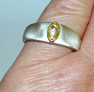 Einzelstück, klassischer Bandring aus 925 Silber mit einer vergoldeten Zargenfassung, in der ein zartgelber Citrin-Cabochon in Navetteform sicher eingefaßt ist, seidenmattierte Ringschiene, Ringweite 58,5 -	Einzelstücke nur erhältlich bei www.danilogold-shop.de
