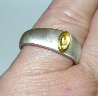 Einzelstück, klassischer Bandring aus 925 Silber mit einer vergoldeten Zargenfassung, in der ein zartgelber Citrin-Cabochon in Navetteform sicher eingefaßt ist, seidenmattierte Ringschiene, Ringweite 58,5 -	Einzelstücke nur erhältlich bei www.danilogold-shop.de