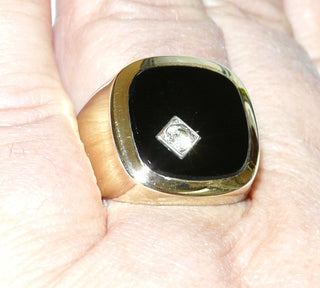 Einzelstück, klassischer Herrenring, Onyx-Siegelring aus 333 Gelbgold, poliert, mit einer quadratischen Onyx-Platte mit abgerundeten Ecken, ein funkelnder Zirkonia in einem Quadrat asymmetrisch in den Onyx eingesetzt, innen geschlossen, Ringweite 65 -	Nur erhältlich im Onlineshop von Juwelier & Goldschmiede Danilo!
