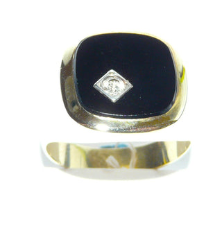 Einzelstück, klassischer Herrenring, Onyx-Siegelring aus 333 Gelbgold, poliert, mit einer quadratischen Onyx-Platte mit abgerundeten Ecken, ein funkelnder Zirkonia in einem Quadrat asymmetrisch in den Onyx eingesetzt, innen geschlossen, Ringweite 65 -	Nur erhältlich im Onlineshop von Juwelier & Goldschmiede Danilo!