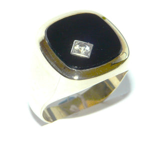 Einzelstück, klassischer Herrenring, Onyx-Siegelring aus 333 Gelbgold, poliert, mit einer quadratischen Onyx-Platte mit abgerundeten Ecken, ein funkelnder Zirkonia in einem Quadrat asymmetrisch in den Onyx eingesetzt, innen geschlossen, Ringweite 65 -	Nur erhältlich im Onlineshop von Juwelier & Goldschmiede Danilo!