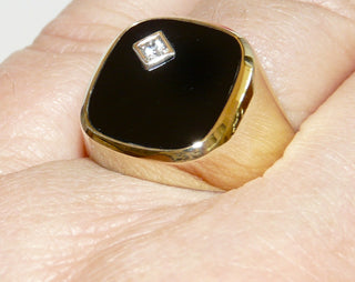 Einzelstück, klassischer Herrenring, Onyx-Siegelring aus 333 Gelbgold, poliert, quadratische Onyx-Platte mit abgerundeten Ecken eingefaßt, in einer Ecke ein Zirkonia in einer kleinen Quadratischen Fassung im Onyx eingelassen, Ringweite 63,5 -	Einzelstücke nur erhältlich bei www.danilogold-shop.de
