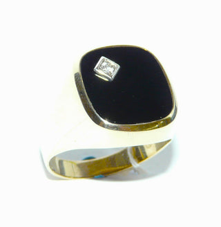 Einzelstück, klassischer Herrenring, Onyx-Siegelring aus 333 Gelbgold, poliert, quadratische Onyx-Platte mit abgerundeten Ecken eingefaßt, in einer Ecke ein Zirkonia in einer kleinen Quadratischen Fassung im Onyx eingelassen, Ringweite 63,5 -	Einzelstücke nur erhältlich bei www.danilogold-shop.de