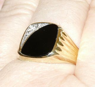 Einzelstück, klassischer Herrenring, Siegelring aus 333 Gelbgold, poliert mit einer asymmetrisch geschliffenen Onyx-Platte, glatt eingelassen, dazu 1 Diamant im Verschnitt gefasst, Seitenflächen gerieft, Ringweite 68 -	Nur erhältlich im Onlineshop von Juwelier & Goldschmiede Danilo!