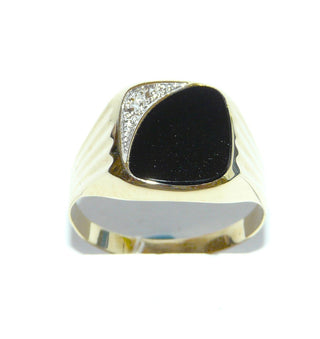 Einzelstück, klassischer Herrenring, Siegelring aus 333 Gelbgold, poliert mit einer asymmetrisch geschliffenen Onyx-Platte, glatt eingelassen, dazu 1 Diamant im Verschnitt gefasst, Seitenflächen gerieft, Ringweite 68 -	Nur erhältlich im Onlineshop von Juwelier & Goldschmiede Danilo!