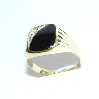 Einzelstück, klassischer Herrenring, Siegelring aus 333 Gelbgold, poliert mit einer asymmetrisch geschliffenen Onyx-Platte, glatt eingelassen, dazu 1 Diamant im Verschnitt gefasst, Seitenflächen gerieft, Ringweite 68 -	Nur erhältlich im Onlineshop von Juwelier & Goldschmiede Danilo!