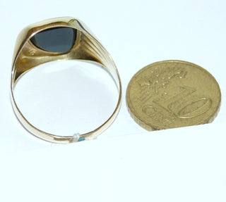 Einzelstück, klassischer Herrenring, Siegelring aus 333 Gelbgold, poliert mit einer asymmetrisch geschliffenen Onyx-Platte, glatt eingelassen, dazu 1 Diamant im Verschnitt gefasst, Seitenflächen gerieft, Ringweite 68 -	Nur erhältlich im Onlineshop von Juwelier & Goldschmiede Danilo!