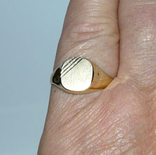 Einzelstück, klassischer Herrenring, Siegelring aus 333 Gold, mit einer ovalen, mattierten Gravurplatte mit 3 asymmetrisch vertieften diagonalen Streifen, poliert, Ringweite 55,5 -	Herrenschmuck in Gold & Silber nur bei www.danilogold-shop.de