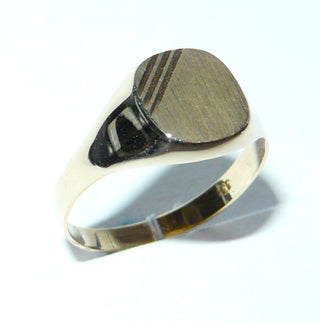Einzelstück, klassischer Herrenring, Siegelring aus 333 Gold, mit einer ovalen, mattierten Gravurplatte mit 3 asymmetrisch vertieften diagonalen Streifen, poliert, Ringweite 55,5 -	Herrenschmuck in Gold & Silber nur bei www.danilogold-shop.de