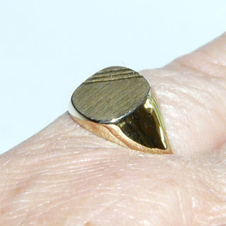 Einzelstück, klassischer Herrenring, Siegelring aus 333 Gold, mit einer ovalen, mattierten Gravurplatte mit 3 asymmetrisch vertieften diagonalen Streifen, poliert, Ringweite 55,5 -	Herrenschmuck in Gold & Silber nur bei www.danilogold-shop.de