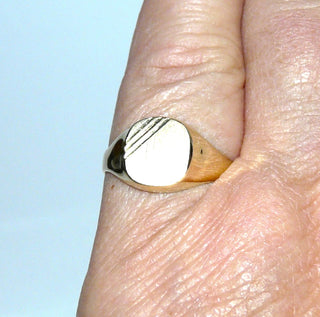 Einzelstück, klassischer Herrenring, Siegelring aus 333 Gold, mit einer ovalen, mattierten Gravurplatte, darauf 3 asymmetrisch vertiefte, diagonale, polierte Streifen, Ringschiene poliert, Ringweite 55,5 - Herrenschmuck in Gold & Silber nur bei www.danilogold-shop.de
