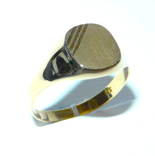 Einzelstück, klassischer Herrenring, Siegelring aus 333 Gold, mit einer ovalen, mattierten Gravurplatte, darauf 3 asymmetrisch vertiefte, diagonale, polierte Streifen, Ringschiene poliert, Ringweite 55,5 - Herrenschmuck in Gold & Silber nur bei www.danilogold-shop.de