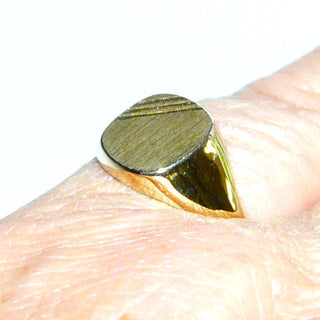 Einzelstück, klassischer Herrenring, Siegelring aus 333 Gold, mit einer ovalen, mattierten Gravurplatte, darauf 3 asymmetrisch vertiefte, diagonale, polierte Streifen, Ringschiene poliert, Ringweite 55,5 - Herrenschmuck in Gold & Silber nur bei www.danilogold-shop.de