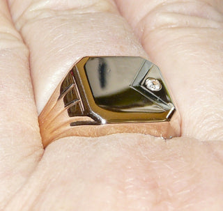 Einzelstück, klassischer Herrenring, Siegelring aus massivem 585 Roségold mit einer Weißgold-Einlage in Form eines Dreiecks, darin ein Zirkonia glatt eingefaßt, Seitenflächen gerieft, Ringweite 67 
-	Nur erhältlich im Onlineshop von Juwelier & Goldschmiede Danilo!
