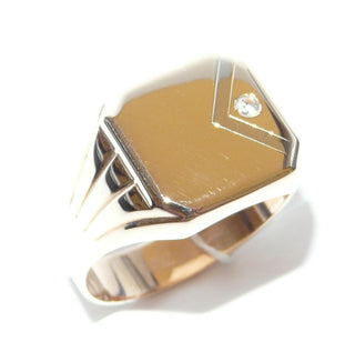 Einzelstück, klassischer Herrenring, Siegelring aus massivem 585 Roségold mit einer Weißgold-Einlage in Form eines Dreiecks, darin ein Zirkonia glatt eingefaßt, Seitenflächen gerieft, Ringweite 67 
-	Nur erhältlich im Onlineshop von Juwelier & Goldschmiede Danilo!
