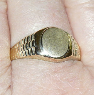 Einzelstück, klassischer Herrenring, ovaler Siegelring aus 585 Gold, für Gravuren geeignet, Seitenflächen gemustert, poliert + Gravurfläche seidenmatt, Ringweite 69 -	Nur erhältlich bei www.danilogold-shop.de