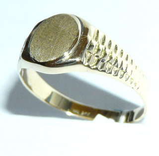Einzelstück, klassischer Herrenring, ovaler Siegelring aus 585 Gold, für Gravuren geeignet, Seitenflächen gemustert, poliert + Gravurfläche seidenmatt, Ringweite 69 -	Nur erhältlich bei www.danilogold-shop.de