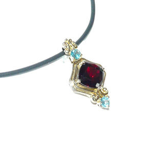 interessantes Einzelstück, klassizistisch angelehnter Anhänger aus 375 Gold, eine als abgerundetes Quadrat, funkelnd facettierte, rote Granat-Replik in 4-Krapper-Chaton eingefaßt, sowie 2 hellblaue Aquamarin-Repliken, zum Durchfädeln, dazu paßt Ohrschmuck Ohr  -	Einzelstücke nur erhältlich bei www.danilogold-shop.de