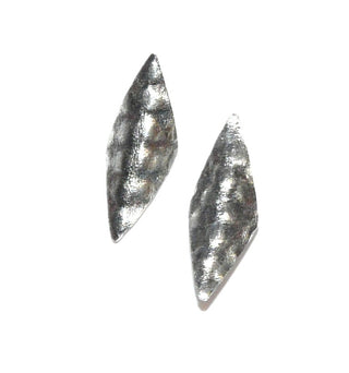 handgefertigte Einzelstücke, kleine dezente Unikat-Ohrstecker "Rauten-Karo" aus 925 Silber, in einer besonderen Oberflächengestaltung durch Einwalzen, in den Tiefen geschwärzt, in der Mitte leicht geknickt.-	Handgefertigtes Unikat! Nur im Danilo Gold Online Shop!